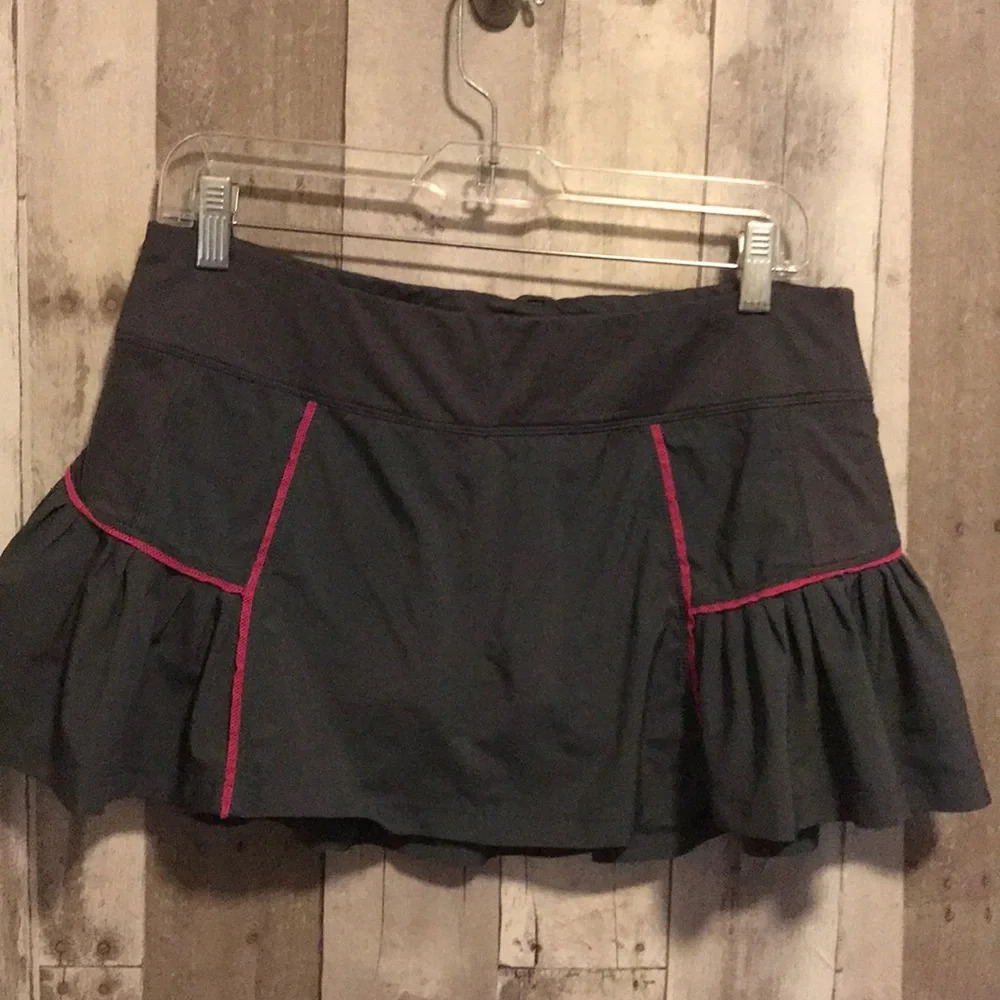 Lucy H2C gray run skirt with pink trim medium